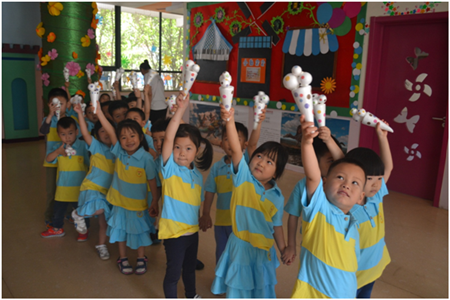 小班級部“走進社區”主題活動——端午送祝福“請為我點贊”