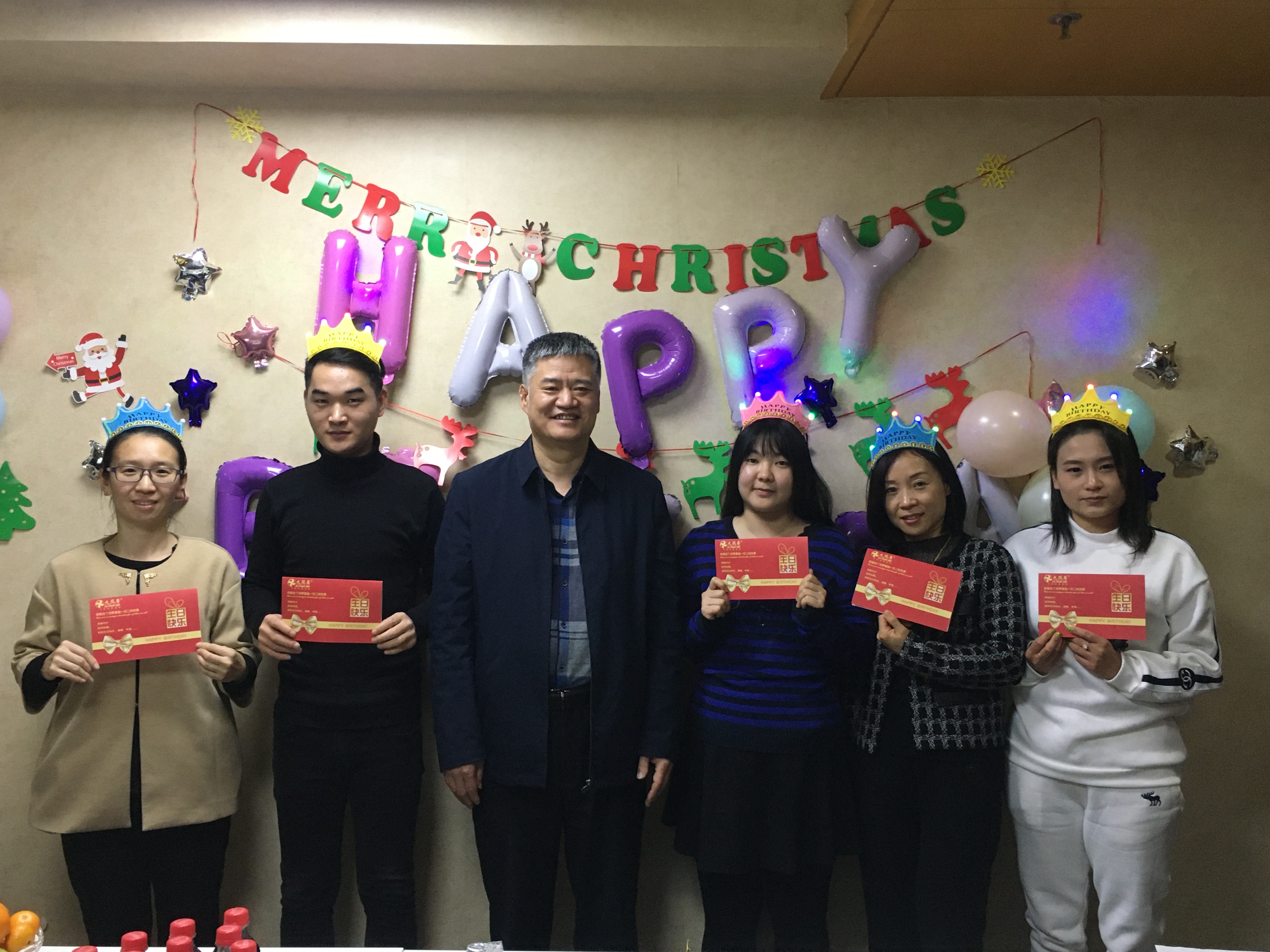 風車有愛 ,情暖寒冬——記大風車教育集團員工生日會